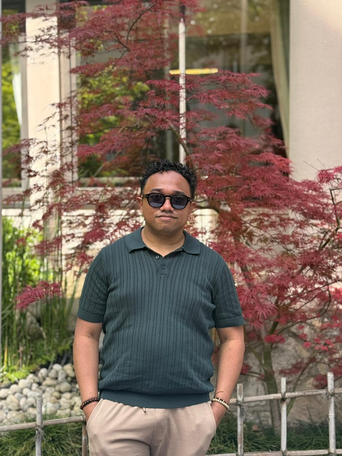 Hasina Ambinintsoa in front of a Japanese maple
